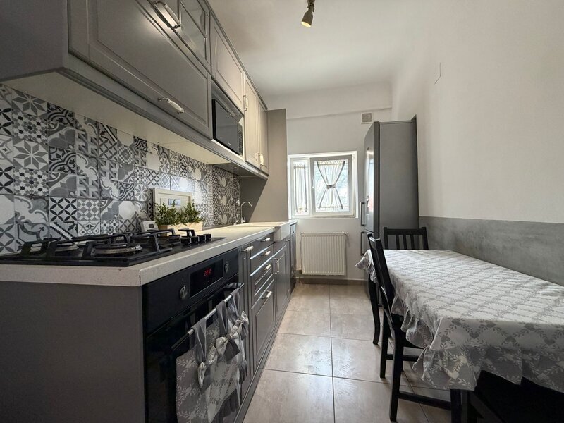 Aviatorilor, 3 camere decomandat, etaj 3/3, proprietar, renovat recent.