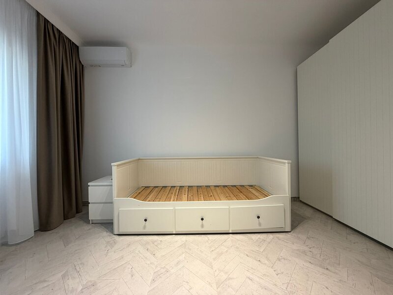 Aviatorilor, 3 camere decomandat, etaj 3/3, proprietar, renovat recent.