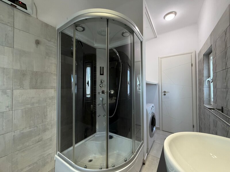 Aviatorilor, 3 camere decomandat, etaj 3/3, proprietar, renovat recent.