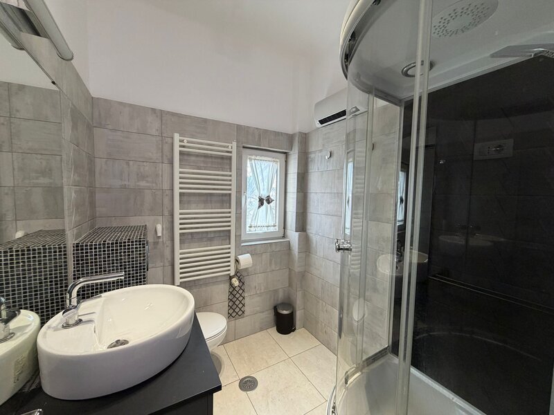 Aviatorilor, 3 camere decomandat, etaj 3/3, proprietar, renovat recent.