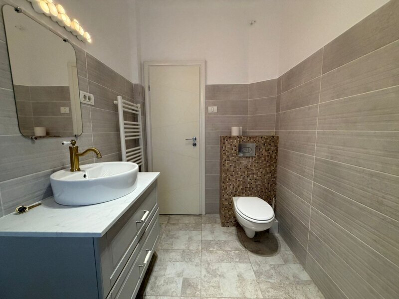 Aviatorilor, 3 camere decomandat, etaj 3/3, proprietar, renovat recent.