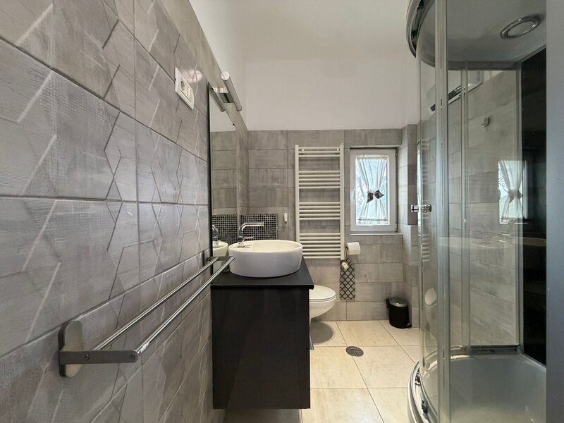 Aviatorilor, 3 camere decomandat, etaj 3/3, proprietar, renovat recent.